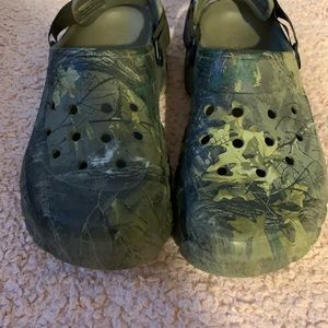 wide crocs mens